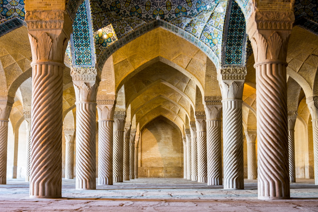 Ist ein militärisches Eingreifen gegen den Iran aus deiner Sicht gerechtfertigt oder völkerrechtswidrig?